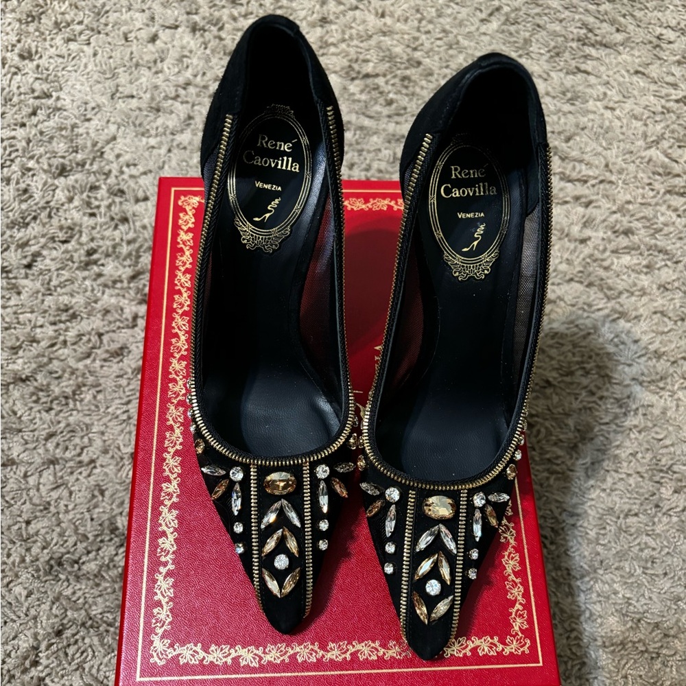 Size 7. Great condition only worn once and fit true to size  :)
